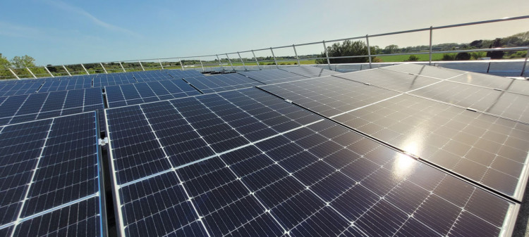 86 panneaux solaires  sur le toit du nouveau b&acirc;timent de BIO-UV Group