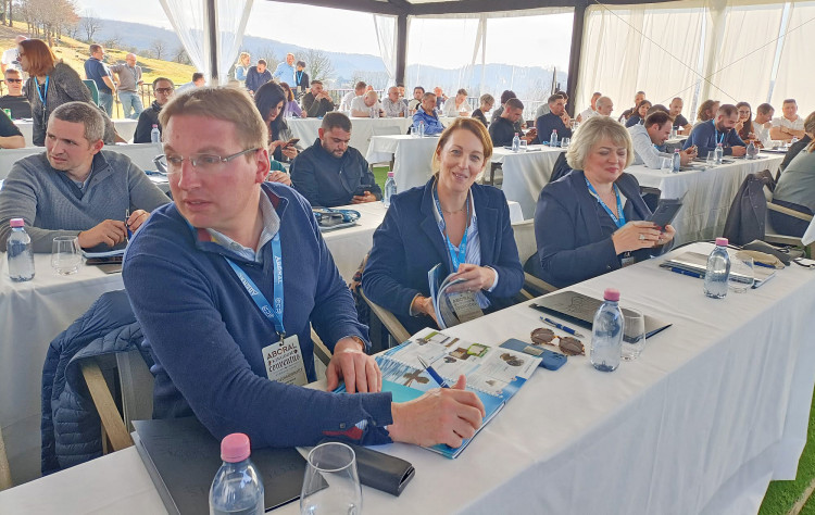 Les distributeurs lors de la convention pl&eacute;ni&egrave;re