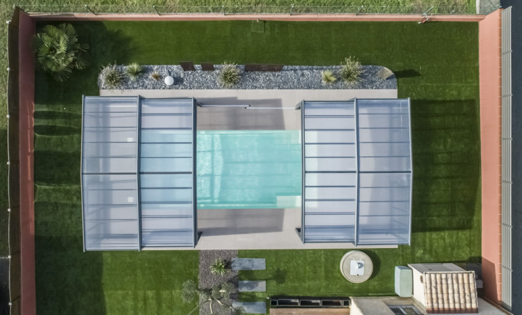 Abri piscine haut de fabrication fran&ccedil;aise Abrisud partenaire pisciniers