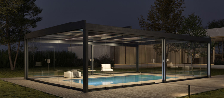 Abri de piscine Helios Abrisol, conçu pour intégrer des panneaux solaires dans une structure transparente