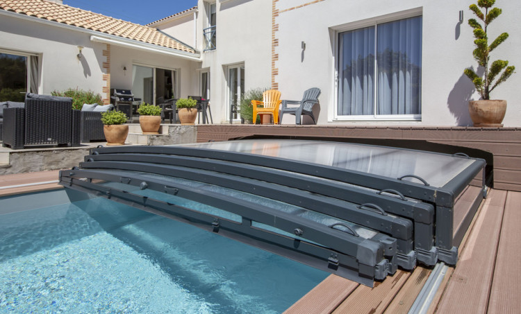Abri t&eacute;l&eacute;scopique ultra-bas offre Abrisud Pro d&eacute;di&eacute;e aux pisciniers partenaires