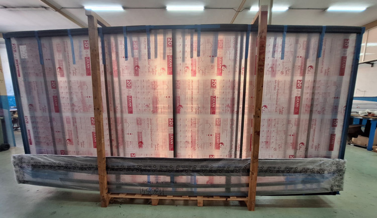 Abri de piscine Tapia conditionné sur palette pour une livraison rapide chez le piscinier