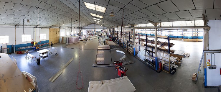 Vue de l'int&eacute;rieur de l'usine Abrisol pour la fabrication des abris de piscines