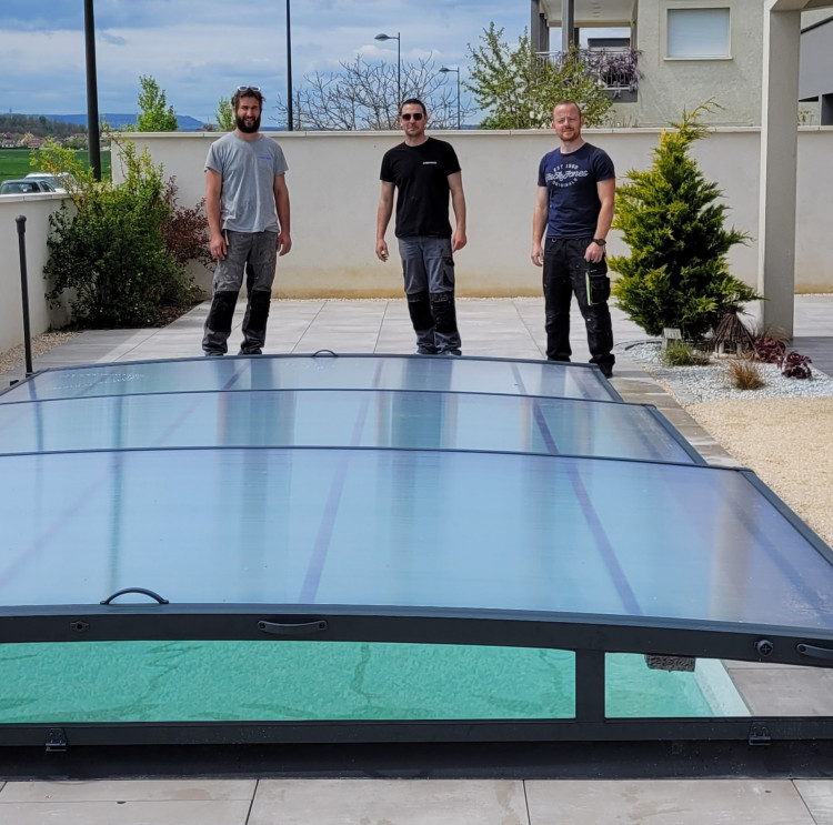 R&ecirc;ve de Piscine et Julien Duprat pose abris piscine Abrisud