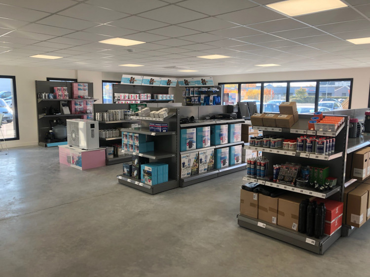 Showroom int&eacute;rieur de la nouvelle agence BWT-Procopi Tours produits piscine