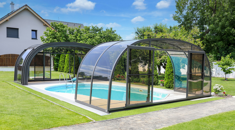 Abri haut t&eacute;lescopique Alukov offrant un confort de baignade toute l'ann&eacute;e et un design &eacute;l&eacute;gant pour les espaces outdoor