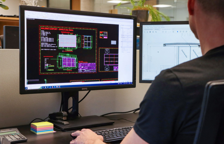 Ing&eacute;nieur du centre R&D d'Alukov travaillant sur la conception technique d'abris sur mesure et de carports solaires