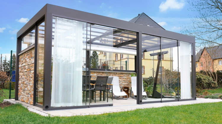 Pergola vitr&eacute;e moderne Alukov offrant un espace outdoor confortable et lumineux tout au long de l'ann&eacute;e