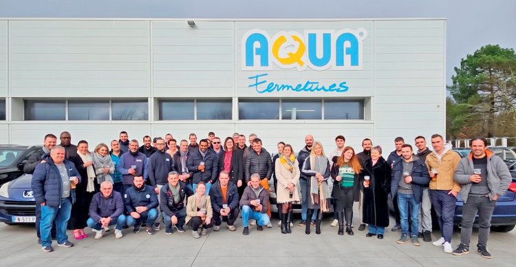 &eacute;quipe du groupe L.T.F. r&eacute;unie devant le b&acirc;timent Aqua Fermetures