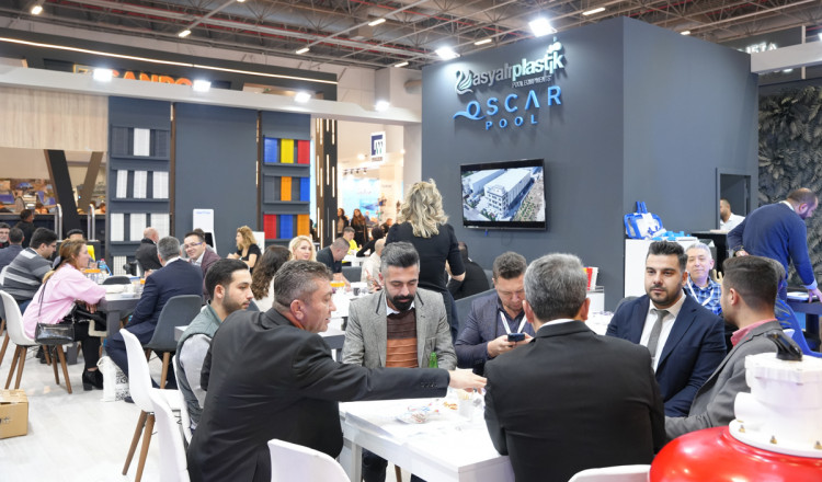 Rencontres et &eacute;changes entre professionnels du secteur sur les stands d'AQUAFUN