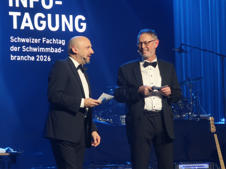 Yves Burgener und Domenico Conte würdigten die Leistung der Familie Graf im Namen der gesamten AS-Gemeinschaft Yves Burgener und Domenico Conte würdigten die Leistung der Familie Graf im Namen der gesamten AS-Gemeinschaft AquaSolar