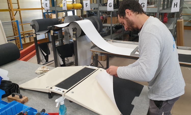 Atelier finitions rampes PMR en fibre de verre d'Axsol &agrave; Trappes