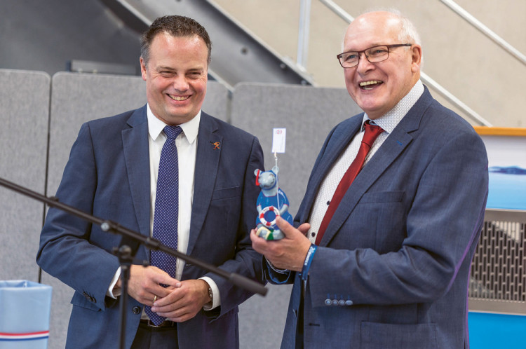 Oberb&uuml;rgermeister Claudio Griese gratuliert Firmengr&uuml;nder Siegfried Binder