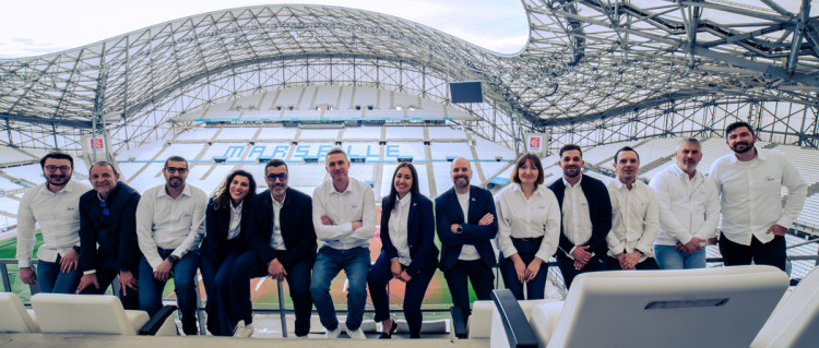L'équipe de CCEI Pool France et ses partenaires au stade Vélodrome