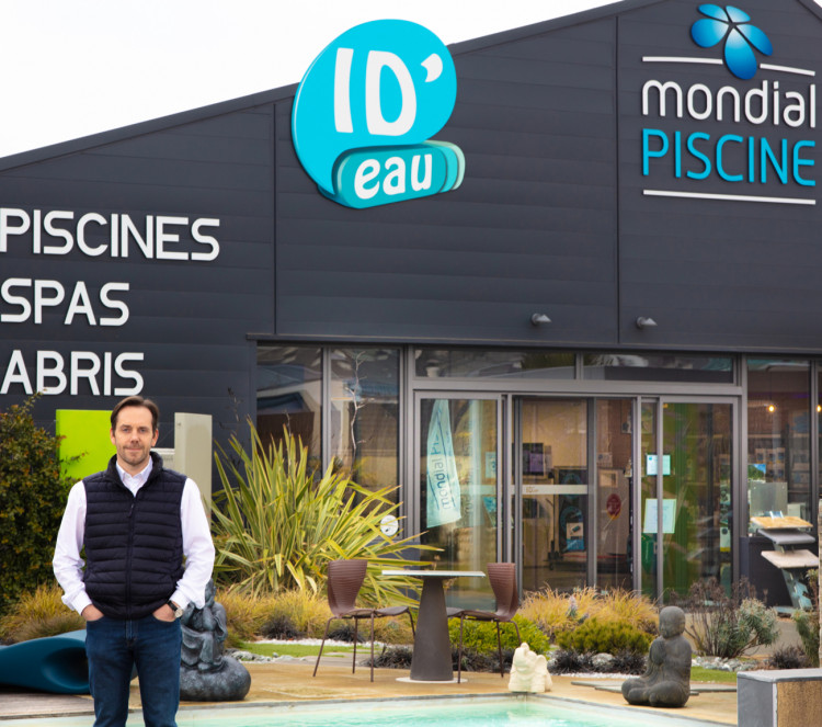 Alain Wagner posant devant le showroom ID'Eau Piscines et Spas dans la Drome &agrave; Portes-L&egrave;s-Valence