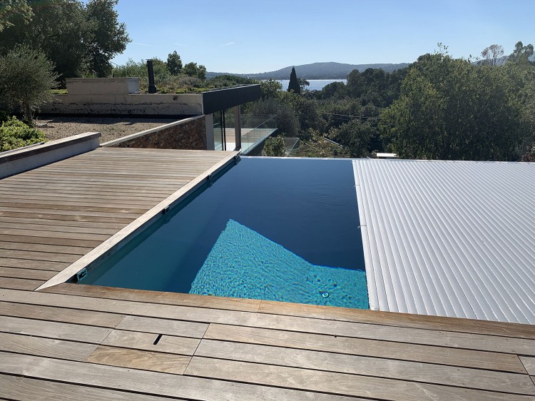 Couverture automatique sur piscine &agrave; d&eacute;bordement
