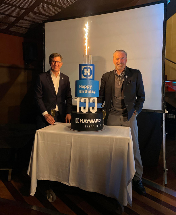 Dario Vicario Ramirez, Vice-Pr&eacute;sident EMEA chez Hayward et Kevin Holleran, CEO de Hayward Holdings c&eacute;l&egrave;bre les 100 ans &agrave; Piscina Barcelona 2025