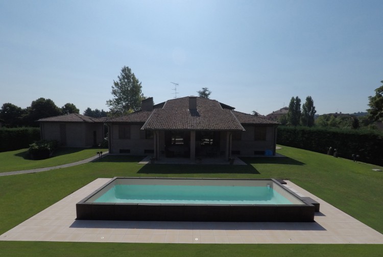 Piscine Divina hors sol semi-enterr&eacute;e de Piscine Laghetto