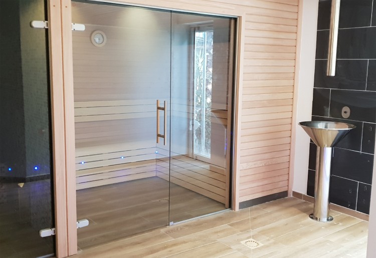 Sauna AstralPool espace wellness au Camping La Croix du Sud Barcar&egrave;s