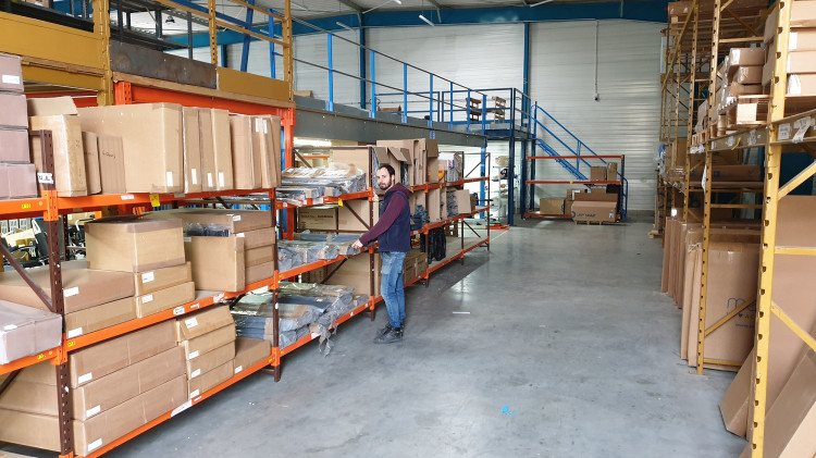 L'entrep&ocirc;t de stockage des rampes PMR en fibre de verre d'Axsol nouveaux locaux Trappes