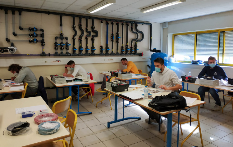Les apprentis lors de l'&eacute;preuve nationale MAF Piscine Pierrelatte 2021