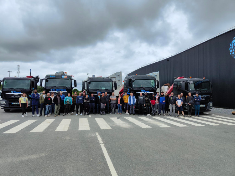 Equipe et camions &agrave; La Gravelle