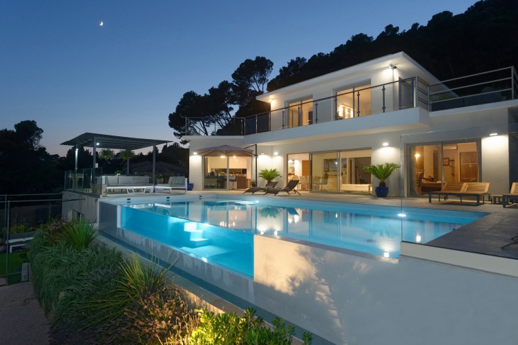 Gold EUSA Awards 2020 Pool by night Aquar&ecirc;ve l'Esprit Piscine