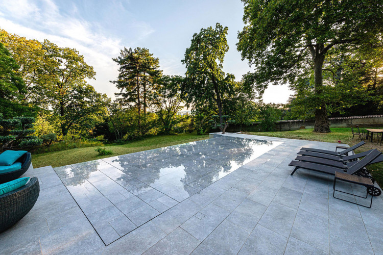 C&ocirc;t&eacute; Jardin Carr&eacute; Bleu Piscine priv&eacute;e avec couverture automatique EUSA Awards Or