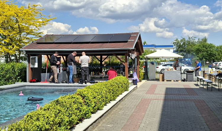 Fan Zone autour de la piscine de démonstration