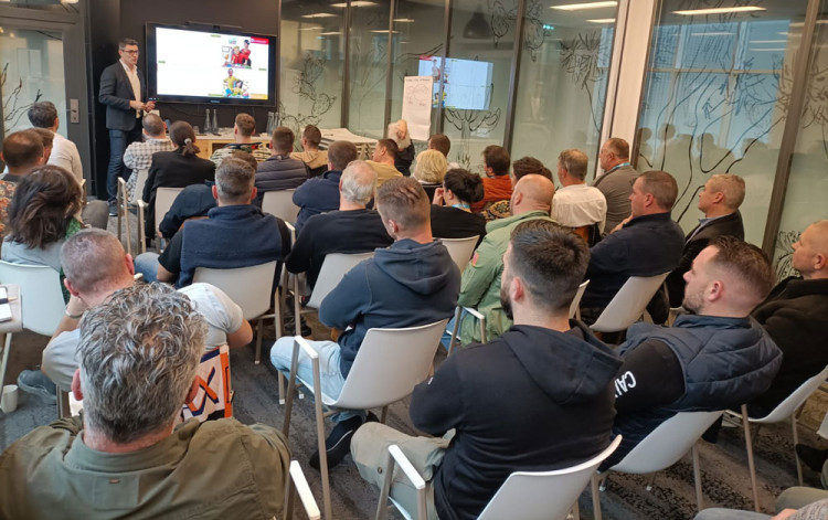 Session de formation pour les concessionnaires &agrave; la convention d'ABORAL Piscines