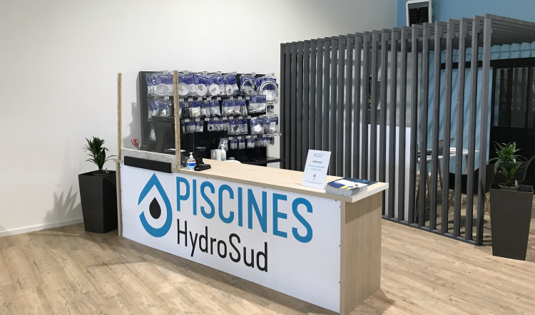 Vue du comptoir de r&eacute;ception des Piscines HydroSud &agrave; Rochefort
