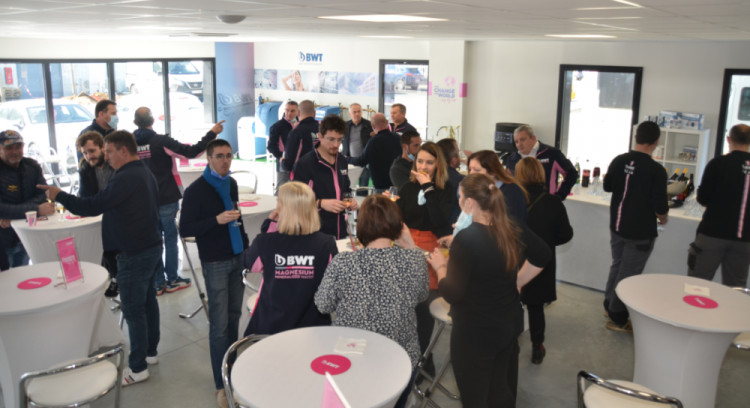 Professionnels piscine spa pr&eacute;sents &agrave; l'inauguration agence BWT Procopi de Tours