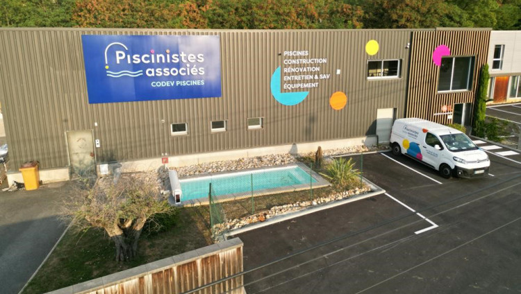 Enseigne &laquo; Piscinistes Associ&eacute;s &raquo;