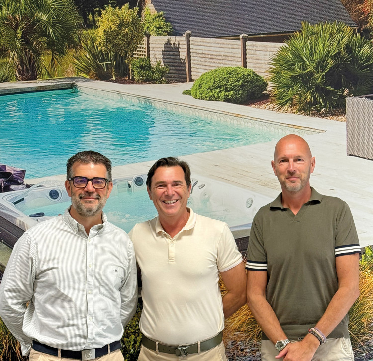 Micka&euml;l Morin, David et Emmanuel de Carvalho Mondial Piscines wood