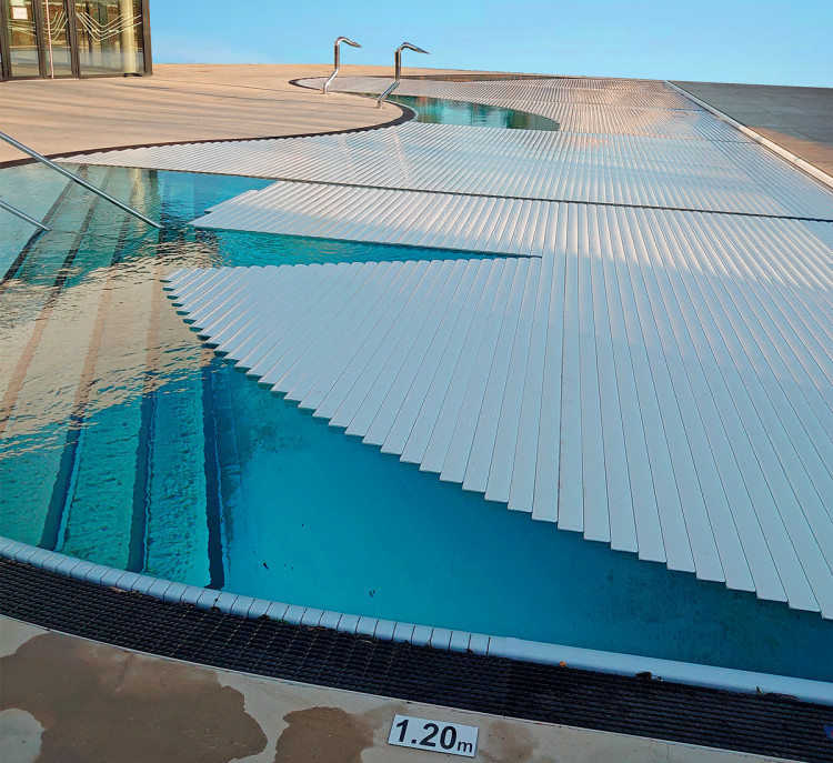 Performance et esth&eacute;tique remarquable pour cette r&eacute;alisation qui limite l'&eacute;vaporation du plan d'eau