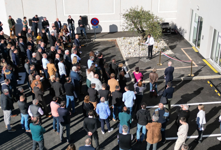 Laurent Emmanuel Migeon, PDG de BIO-UV Group inaugure le nouveau b&acirc;timent devant un large public