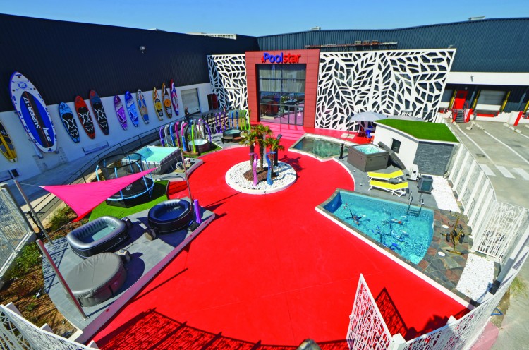 nouveau showroom ext&eacute;rieur Poolstar Rousset