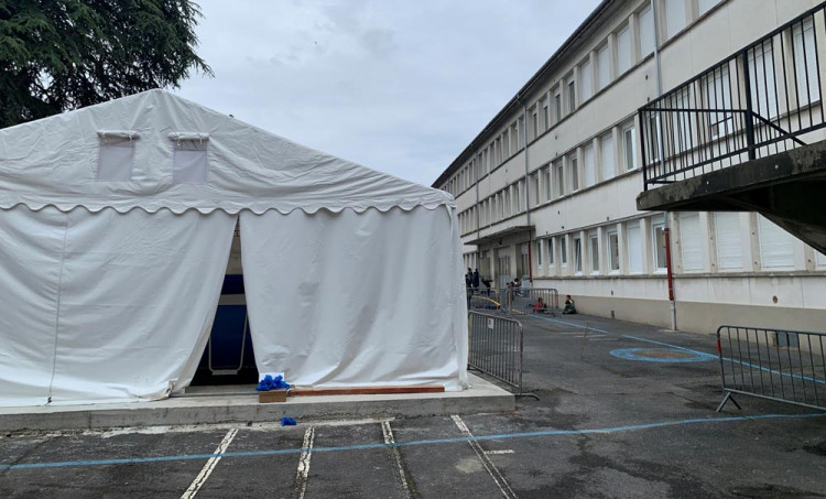 Piscine mobile hors-sol Laghetto&reg; dans la cour de l'&eacute;cole