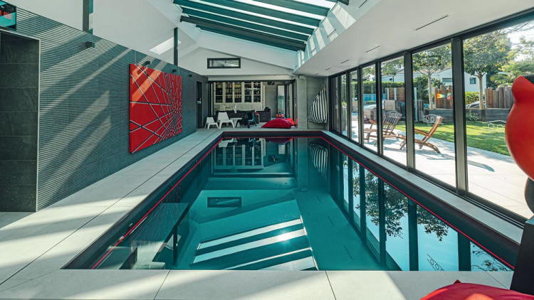 Piscine int&eacute;rieure contemporaine - Piscines de France Gu&eacute;rande - Cr&eacute;dit photo : CL Visual Maker