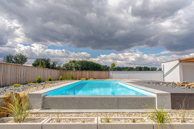 Piscine ext&eacute;rieure au si&egrave;ge Niveko R&eacute;publique Tch&egrave;que Uhersk&yacute; Brod fabrication piscines