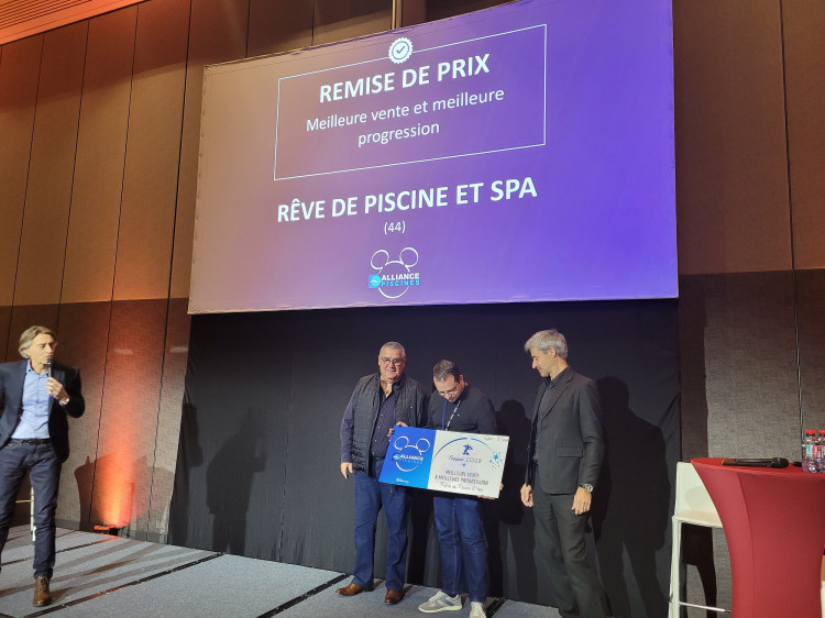 Remise du prix &laquo; la meilleure vente et meilleure progression  &raquo; pour l'agence R&ecirc;ve de piscine & spa