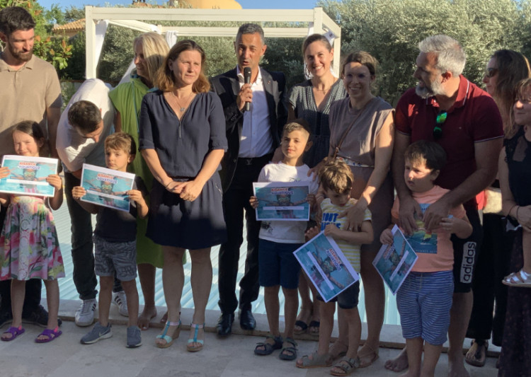 Remise des dipl&ocirc;mes aux enfants aisance aquatique  par la ministre et le Pr&eacute;sident de la FPP