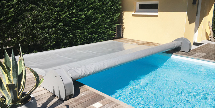 Gestion maitrise eau piscine &eacute;coresponsable couverture piscine limiter &eacute;vaporation Thelma Aquilus Piscines et Spas