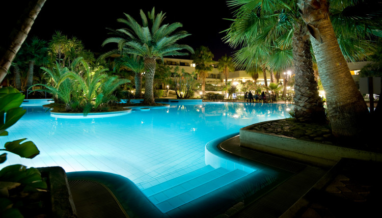 Piscine &eacute;clair&eacute;e avec les lampes LED PAR56 ECOPROOF de SEAMAID
