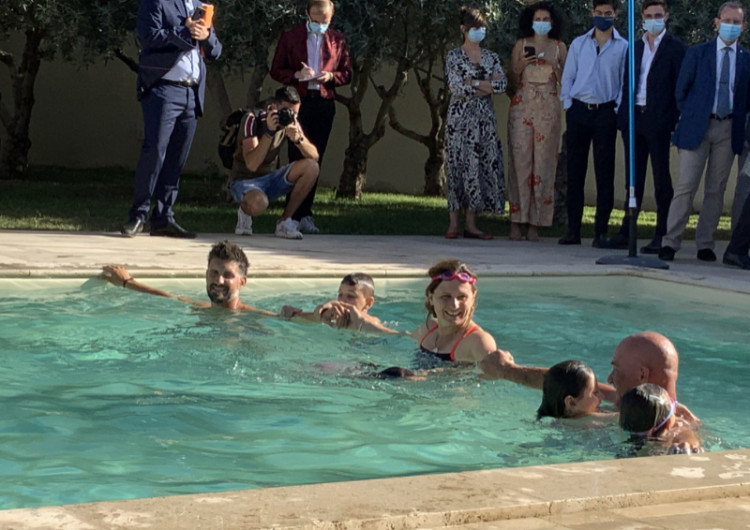 Roxana Maracineanu, Ministre d&eacute;l&eacute;gu&eacute;e charg&eacute;e des Sports se baigne avec les enfants pour le plan Aisance Aquatique