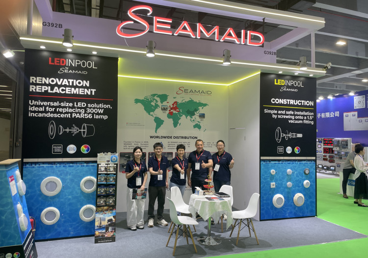 Philippe Poma et les collaborateurs de l'usine de production sur le stand de SEAMAID à l'Asia Pool & Spa Expo 2026