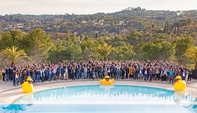 Les participants au Congr&egrave;s national EVERBLUE 2020 devant la piscine du Resort Club d'Opio