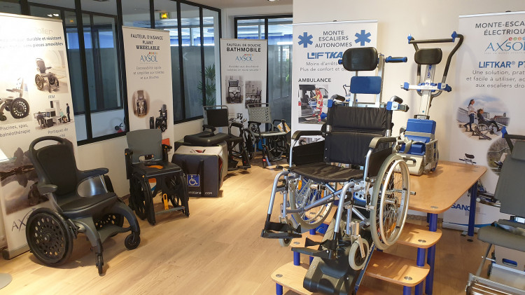 Le showroom d'Axsol &agrave; Trappes avec fauteuils d'accessibilit&eacute; pour PMR, acc&egrave;s au bain, piscine