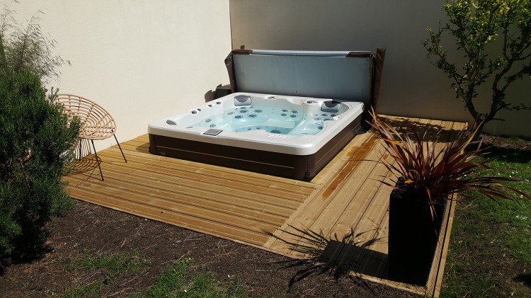 Spa Vita Prestige semi-encastr&eacute; sur terrasse bois Nordique France