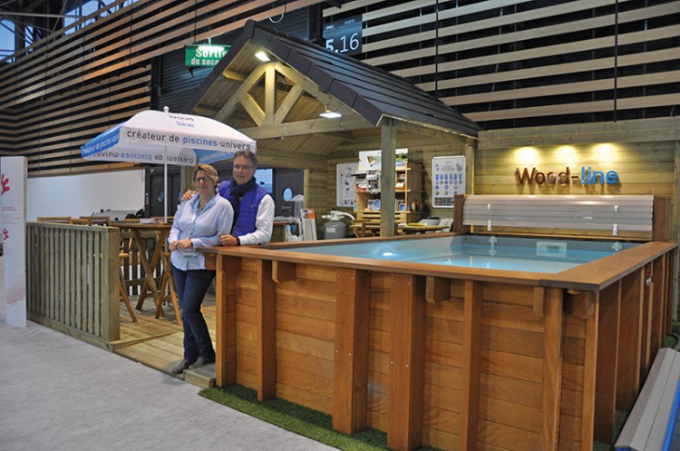 Fabrice Landeloos et son &eacute;pouse, Nathalie, sur le stand de Wood-Line &agrave; Piscine Global Europe 2018
